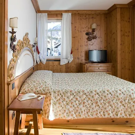 Отель Cortina